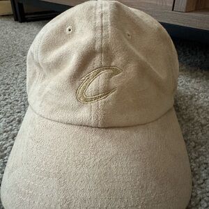 Mitchell & Ness Cleveland Cavaliers
Beige Strapback Hat Cap NBA